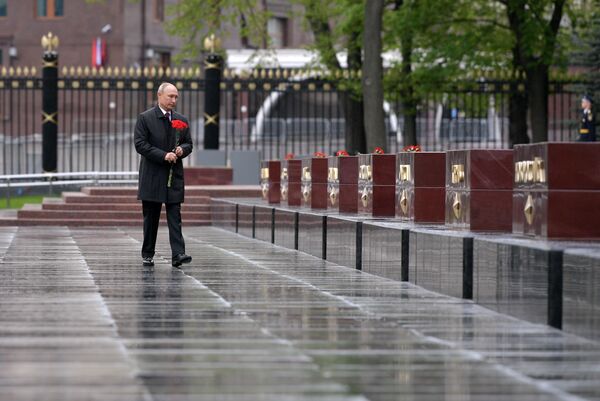 رئیس‌پوتین به آرامگاه سرباز گمنام در مسکو تاج گل نثار کرد - اسپوتنیک افغانستان  