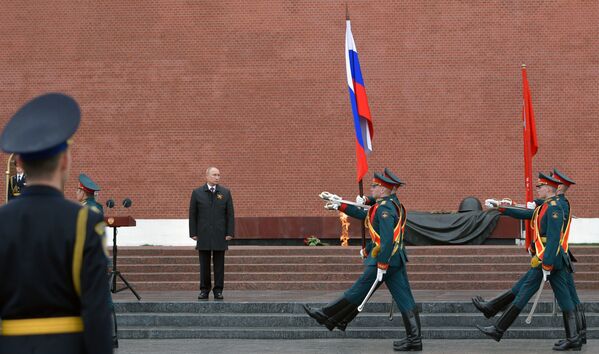 رئیس‌پوتین به آرامگاه سرباز گمنام در مسکو تاج گل نثار کرد - اسپوتنیک افغانستان  