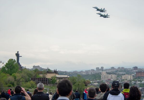 رژه هوایی به مناسبت یادبود پایان جنگ جهانی دوم در اروپا - اسپوتنیک افغانستان  