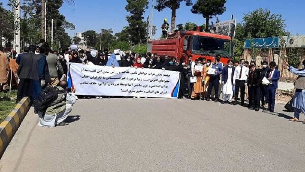 اعتراض شماری از فعالان مدنی هرات در مقابل کنسولگری ایران  - اسپوتنیک افغانستان  