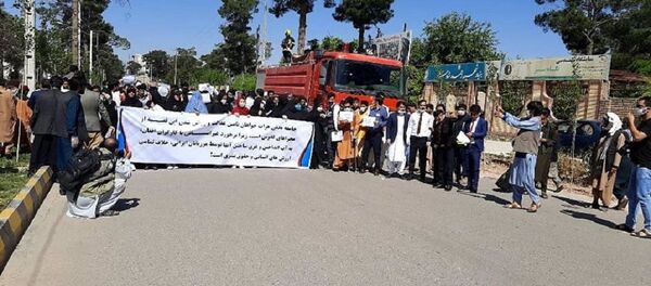 اعتراض شماری از فعالان مدنی هرات در مقابل کنسولگری ایران  - اسپوتنیک افغانستان  
