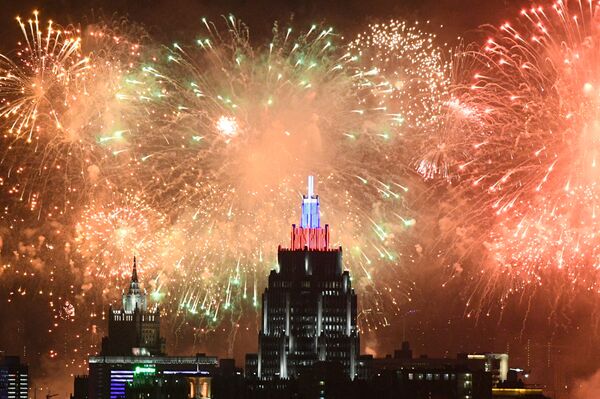 بهترین تصاویر این هفته اسپوتنیک/ آتش بازی جشن پیروزی در مسکو - اسپوتنیک افغانستان  