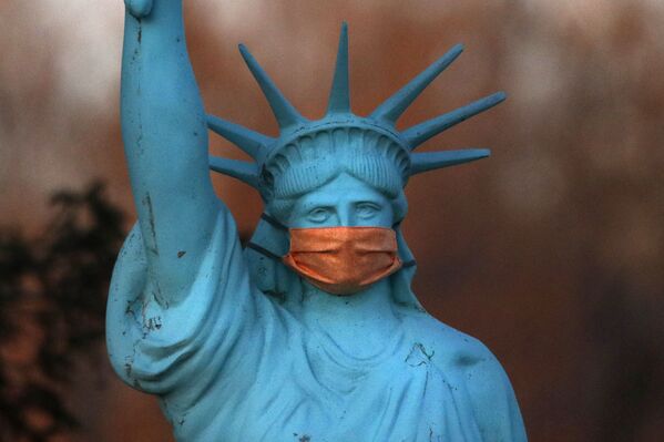 ماکت مجسمه آزادی با ماسک در آمریکا - اسپوتنیک افغانستان  