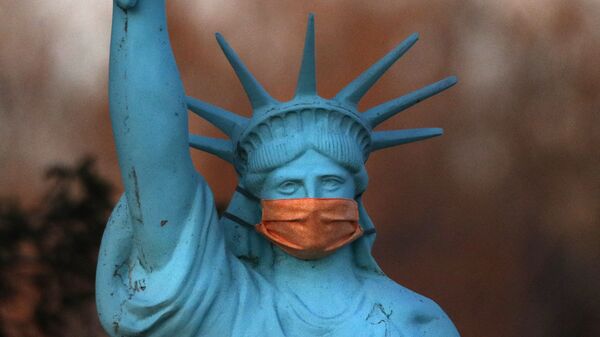 Реплика Статуи Свободы в защитной маске в штате Мэн, США - اسپوتنیک افغانستان  