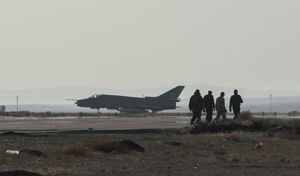 طیاره سو-22 قوای هوائی سوریه در پایگاه قوای هوائی ولایت حمص - اسپوتنیک افغانستان  