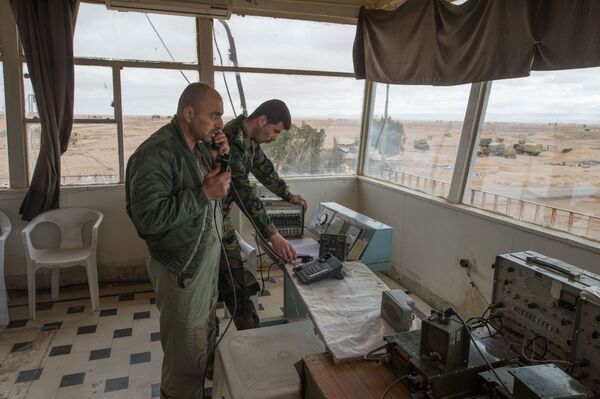 سرباز اردوی سوریه در جوار پسته تلاشی  پایگاه قوای هوائی سوریه در حمص - اسپوتنیک افغانستان  