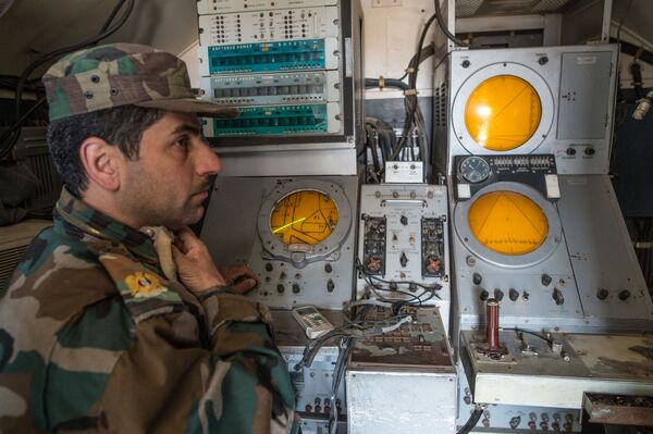 سرباز سوریائی درجوار  پسته تلاشی  پایگاه قوائی سوریه درحمص - اسپوتنیک افغانستان  