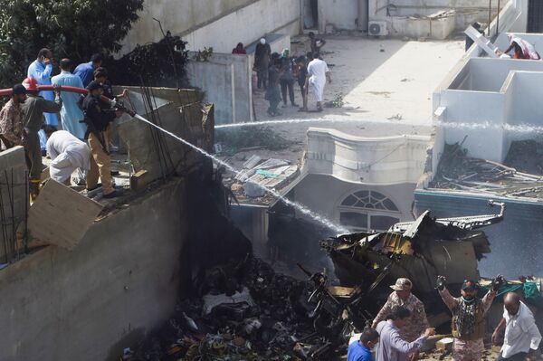 گزارش تصویری از حادثه سقوط طیارۀ مسافربری پاکستانی  - اسپوتنیک افغانستان  