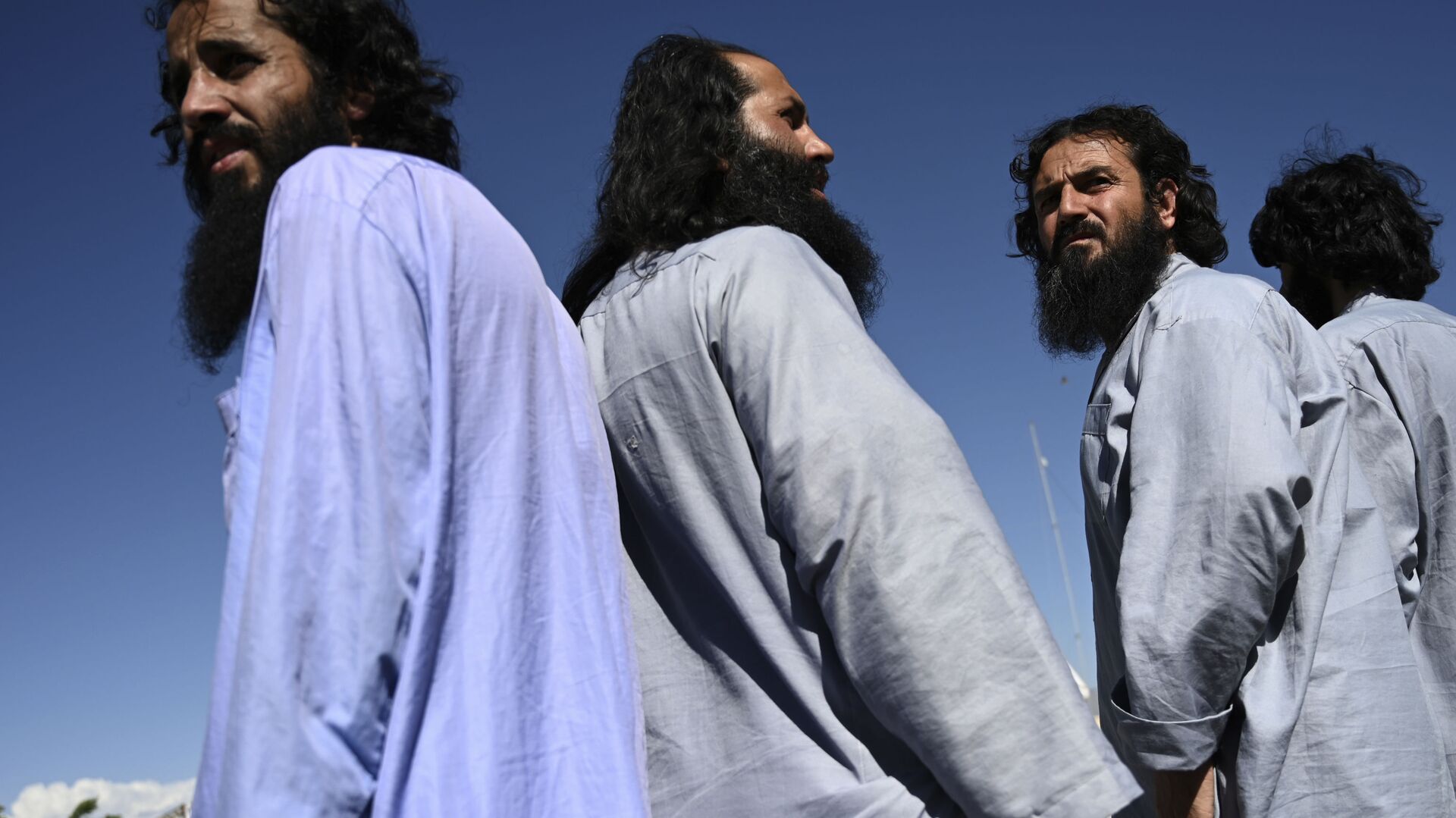 Заключенные талибы во время их освобождения из тюрьмы Баграм, Афганистан - اسپوتنیک افغانستان  , 1920, 16.05.2022