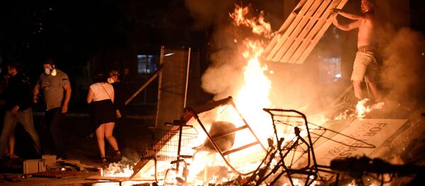 قتل یک مرد سیاه‌پوست توسط پولیس امریکا؛ معترضین ساختمان پولیس را آتش زدند - اسپوتنیک افغانستان  