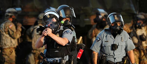 در گاز پاشی پولیس امریکا در مینیاپولیس، خبرنگار روسی آسیب دید - اسپوتنیک افغانستان  