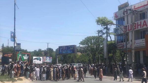 اعتراض باشندگان کابل در پی بسته‌شدن کلینیک سبحان - اسپوتنیک افغانستان  