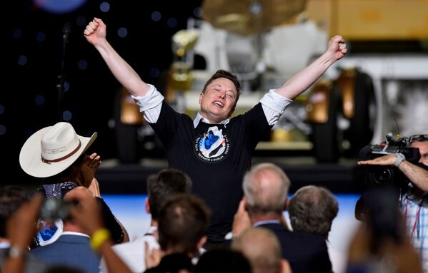 آخرین باری که فضانوردان امریکایی توسط فضاپیمای امریکایی به فضا رفتند در آخرین ماموریت شاتل در سال ۲۰۱۱ بود و از آن سال تاکنون توسط فضاپیمای روسی سایوز به فضا می‌رفتند.  - اسپوتنیک افغانستان  
