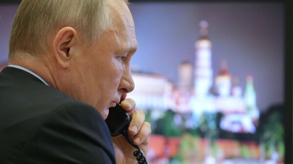  Президент России Владимир Путин во время разговора по телефону  - اسپوتنیک افغانستان  