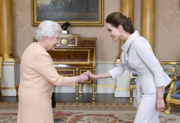 آنجلینا جولی در دیدار با ملکه بریتانیا، الیزابت دوم - اسپوتنیک افغانستان  