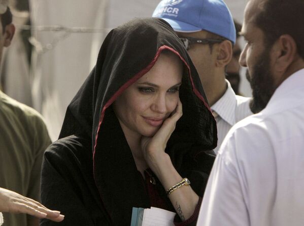 آنجلینا جولی در  بازدید از اردوگاهی در پاکستان - اسپوتنیک افغانستان  