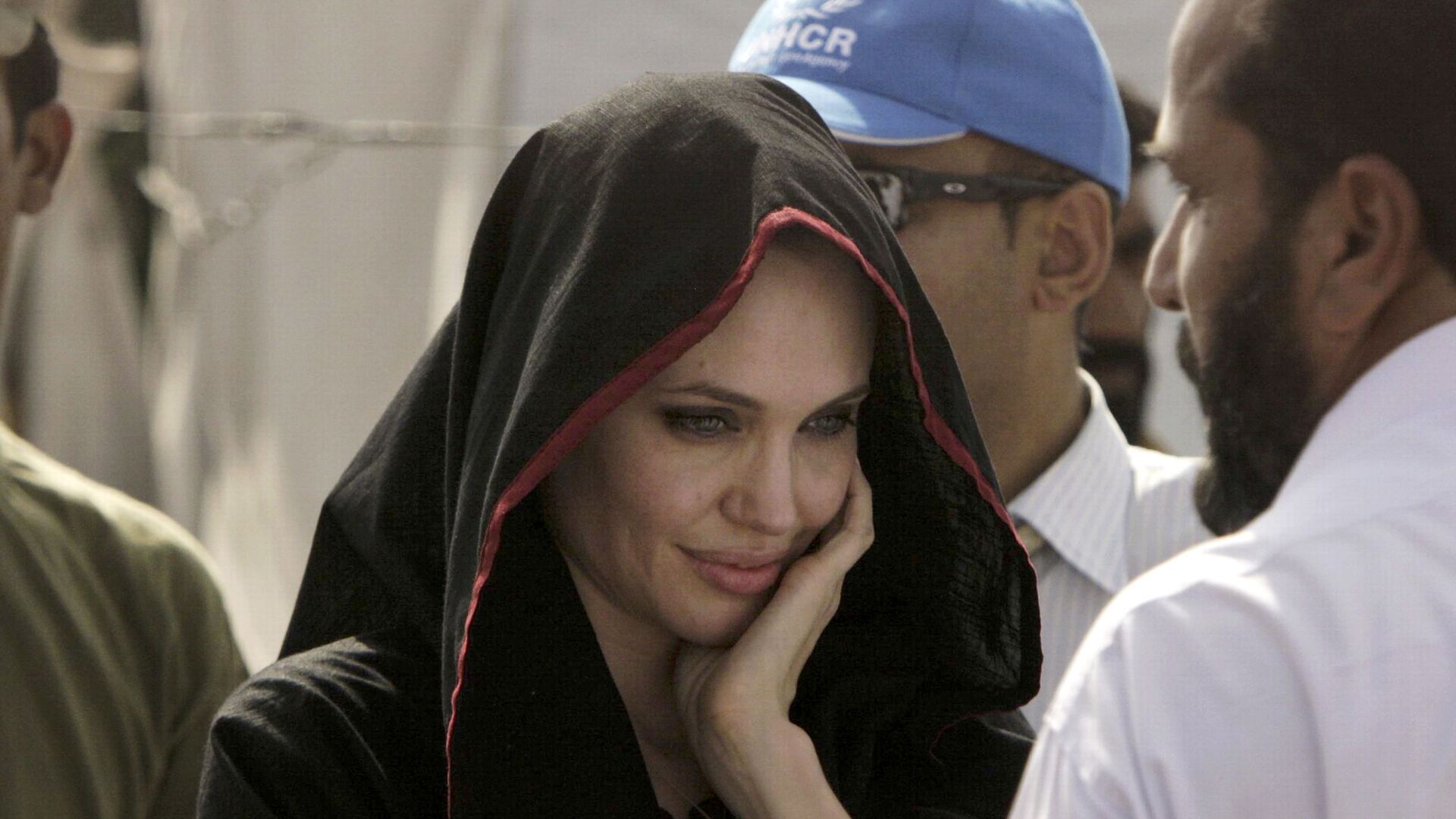 Американская актриса Анджелина Джоли во время посещения лагеря в Пакистане  - اسپوتنیک افغانستان  , 1920, 17.08.2022
