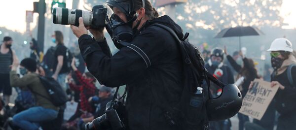 دیمیتری کیسلوف: خبرنگار اسپوتنیک مورد حمله هدفمند پلیس آمریکا قرار گرفت  - اسپوتنیک افغانستان  