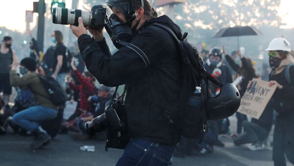   خبرنگار اسپوتنیک: پولیس در اعتراضات آمریکا به چشمانم خیره شد و بر من شلیک کرد - اسپوتنیک افغانستان  