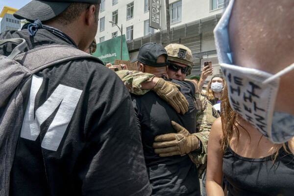 زانو زدن پلیس آمریکا در مقابل معترضان/ لس آنجلس - اسپوتنیک افغانستان  