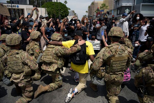 زانو زدن پلیس آمریکا در مقابل معترضان/ لس آنجلس - اسپوتنیک افغانستان  
