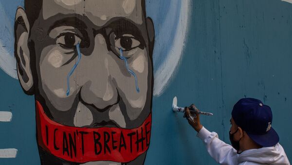 Граффити с изображением убитого полицейским афроамериканца Джорджа Флойда в Лос-Анджелесе - اسپوتنیک افغانستان  
