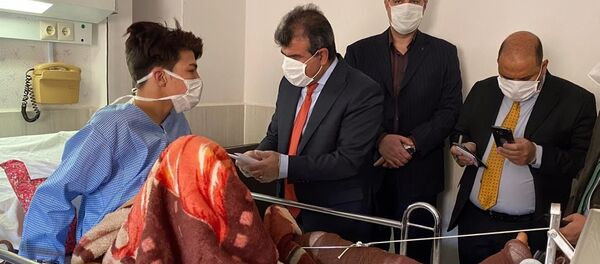دیدار سفیر افغانستان در تهران از زخمیان رخداد آتش سوزی موتر مهاجران افغانستانی در شهر یزد دیدار سفیر افغانستان در تهران از زخمیان رخداد آتش سوزی موتر مهاجران افغانستانی در شهر یزد - اسپوتنیک افغانستان
