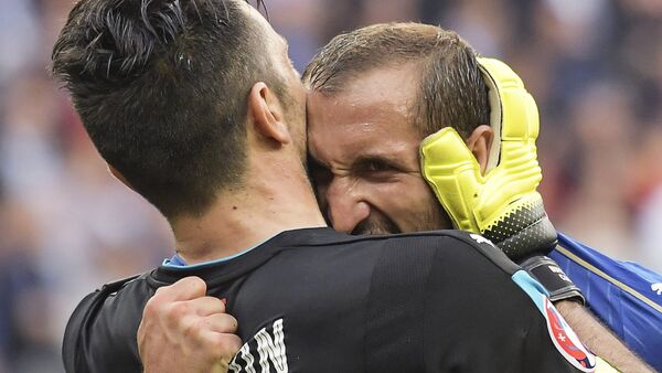 Buffon abbraccia Giorgio Chiellini, a cui cederà la fascia di capitano della Juventus - اسپوتنیک افغانستان  