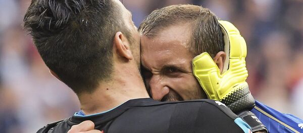 Buffon abbraccia Giorgio Chiellini, a cui cederà la fascia di capitano della Juventus Buffon abbraccia Giorgio Chiellini, a cui cederà la fascia di capitano della Juventus - اسپوتنیک افغانستان