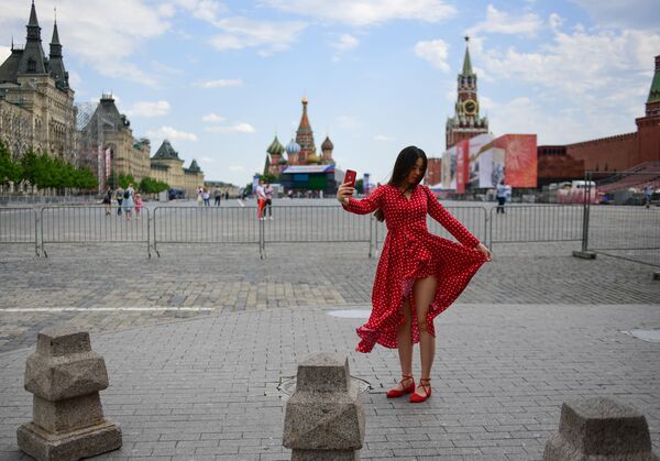 خانمی در میدان سرخ مسکو سلفی می گیرد - اسپوتنیک افغانستان  