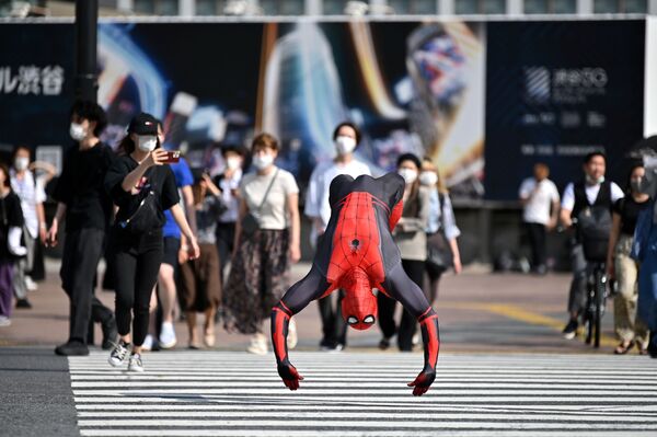 مردی با لباس مرد عنکبوتی در توکیو - اسپوتنیک افغانستان  