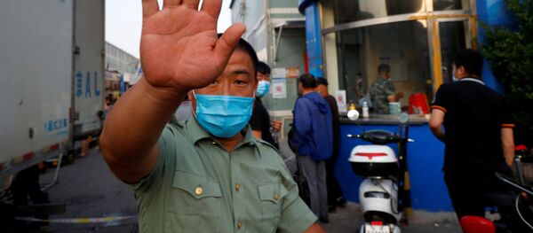 محافظ ماسک دار سعی میکنند جلو عکسبرداری دوربین را در نزدیکی بازار غذایی دریایی پکن بگیرد محافظ ماسک دار سعی میکنند جلو عکسبرداری دوربین را در نزدیکی بازار غذایی دریایی پکن بگیرد - اسپوتنیک افغانستان