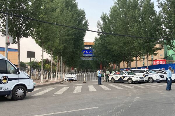 مأمورین امنیتی و پولیس در ورودی بازار عمده فروشی Xinfadi، که پس از کشف شیوع کروناویروس جدید در پکن بسته شد. - اسپوتنیک افغانستان  