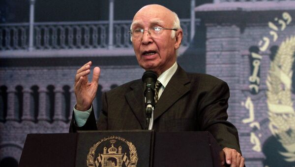 Sartaj Aziz, Pakistan's special adviser on national security and foreign affairs, speaks during a joint press conference with Afghan Foreign Minister Zalmai Rassoul at the foreign ministry in Kabul, Afghanistan - اسپوتنیک افغانستان  