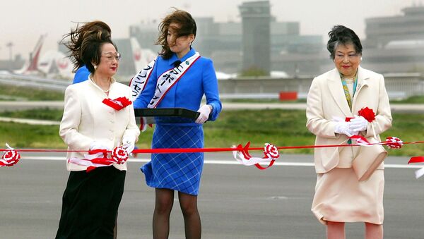 Японский министр Чикаге Огги и губернатор префектуры Тиба Акико Домото во время церемонии открытия второй взлетно-посадочной полосы нового международного аэропорта Токио в городе Нарита, 2002 год - اسپوتنیک افغانستان  