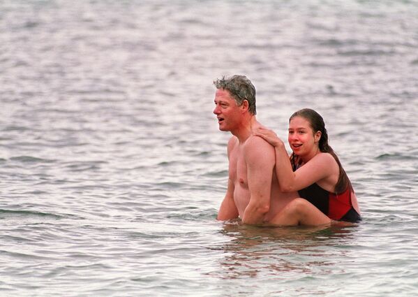 بیل کلینتون رئیس جمهور سابق آمریکا با دخترش در گنولولا در سال 1993 - اسپوتنیک افغانستان  