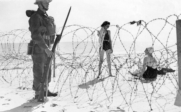 دختری در ساحل و سربازی در ساحل انگلیس در سال 1940 - اسپوتنیک افغانستان  