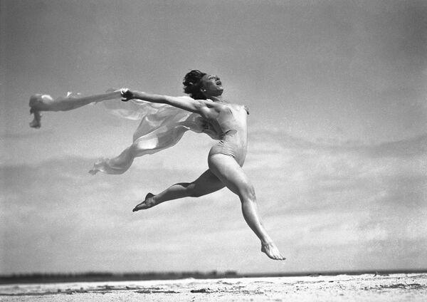 سالی رند هنرپیشه و رقاص در ساحل فلوریدا در سال 1936 - اسپوتنیک افغانستان  