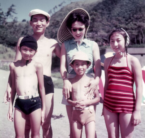 نخست وزیر سابق جاپان یوکیو هاتویاما به همراه خانواده در ساحل دریا سال 1950 - اسپوتنیک افغانستان  