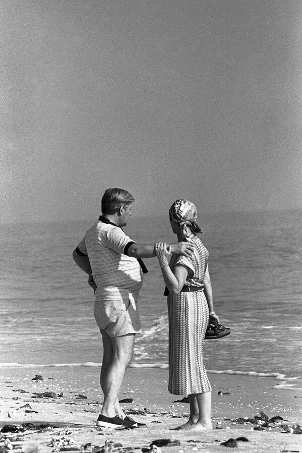 صدراعظم سابق آلمان هلموت اشمیت با همسرش در ساحل فلوریدا در سال 1981 - اسپوتنیک افغانستان  