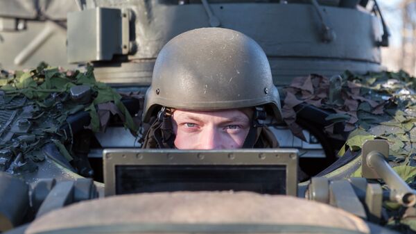 A soldier looking out of the British armed reconnaissance vehicle FV107 SCIMITAR during a NATO demonstration of military vehicles and weapons in Latvia. - اسپوتنیک افغانستان  