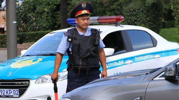 Сотрудник казахстанской полиции в центре Алма-Аты - اسپوتنیک افغانستان  