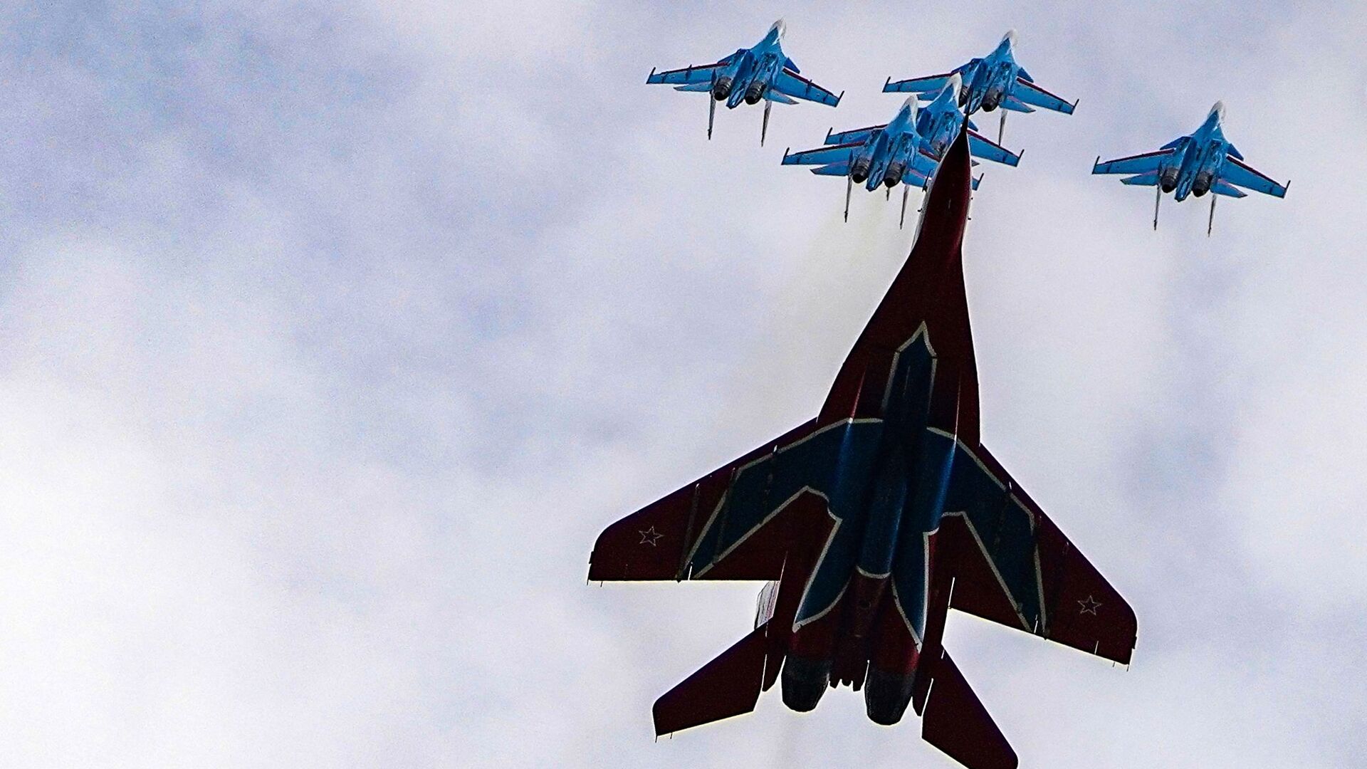 Истребители МиГ-29 и Су-30СМ пилотажных групп Русские витязи и Стрижи во время репетиции воздушной части парада Победы - اسپوتنیک افغانستان  , 1920, 26.01.2022