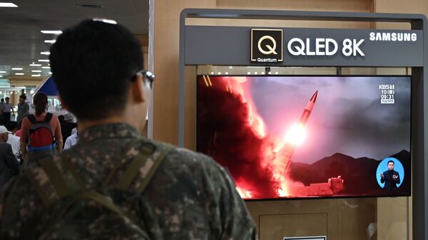 Трансляция архивного кадра запуска ракеты в КНДР на вокзале в Сеуле  - اسپوتنیک افغانستان  
