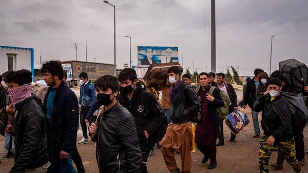 در شش ماه پسین بیش از 400 هزار مهاجر وارد افغانستان شده‌اند - اسپوتنیک افغانستان  