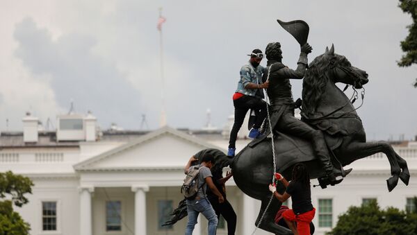 Протестующие в Вашингтоне во время попытки повалить статую Эндрю Джексона на площади Лафайет у Белого дома  - اسپوتنیک افغانستان  