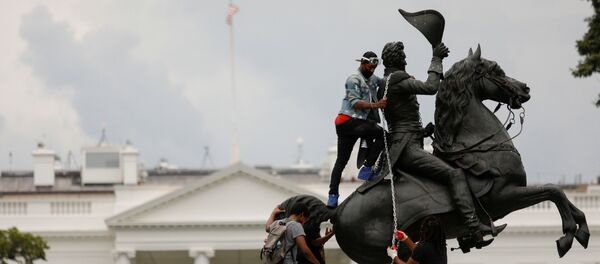 Протестующие в Вашингтоне во время попытки повалить статую Эндрю Джексона на площади Лафайет у Белого дома  - اسپوتنیک افغانستان  