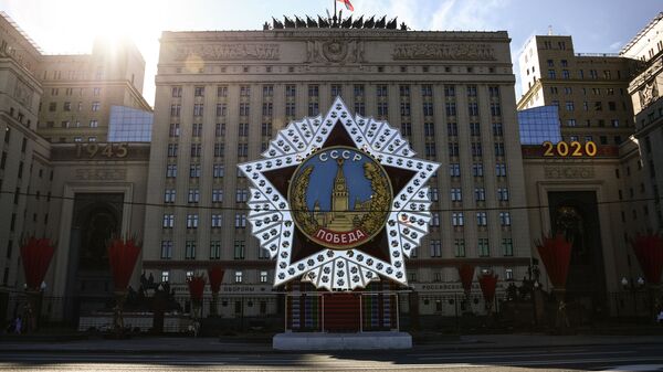 Декорация в виде Ордена Победы у здания Министерства обороны в Москве - اسپوتنیک افغانستان  