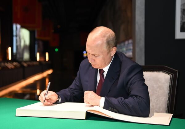 رئیس جمهور روسیه در کتاب بازدیدکنندگان کلیسای اصلی نیرو های مسلح امضاء کرد - اسپوتنیک افغانستان  