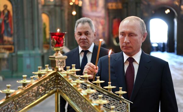 ولادیمیر پوتین و وزیر دفاع روسیه هنگام بازدید از کلیسای اصلی نیرو های مسلح - اسپوتنیک افغانستان  